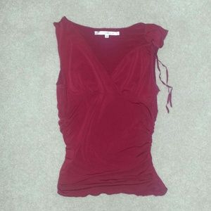 Max studio v-neck top w/rosette detail!