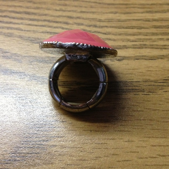 Costume Jewelry ring. - Picture 2 of 3