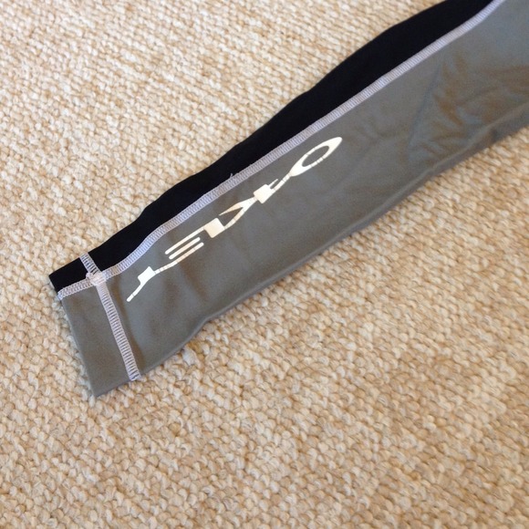 Donated! Oakley Rash Guard Long Sleeve - Picture 2 of 4