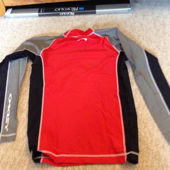 Donated! Oakley Rash Guard Long Sleeve - Picture 4 of 4