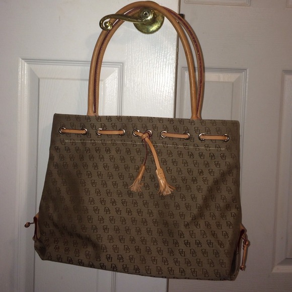 Reduced! Large signature Dooney & Bourke tote bag