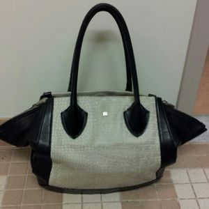 Pour la Victoire black and white trapeze bag