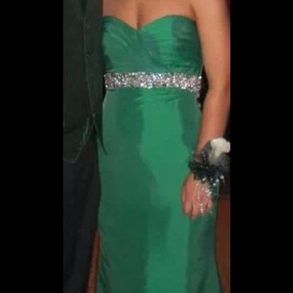 Formal dress - Picture 3 of 3