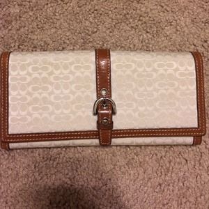 White signature coach wallet