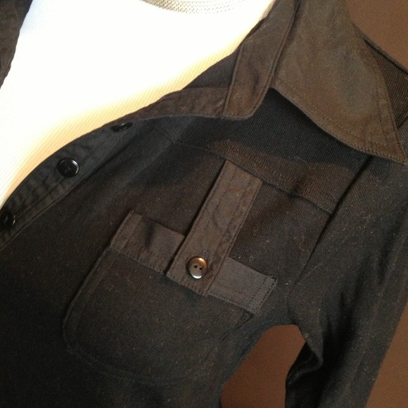 SOLD In BUNDLE - NEW COTTON BUTTON TOP - Picture 3 of 3