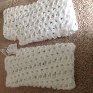 Fingerless crocheted gloves.