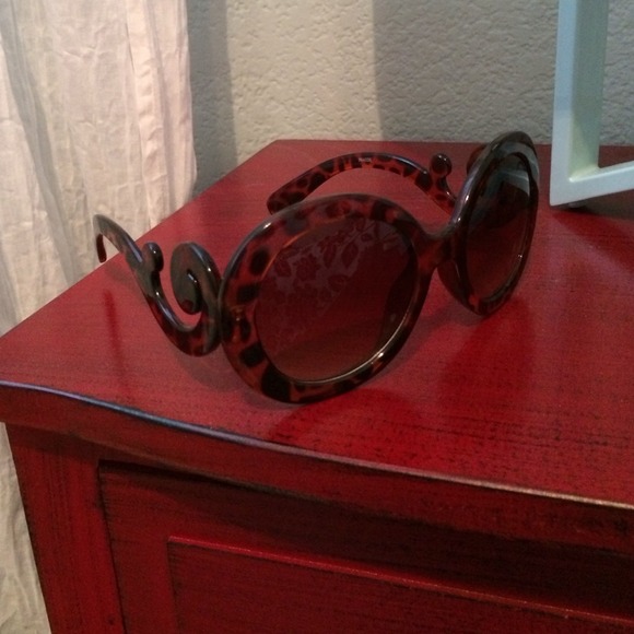 Accessories - Tortoise Shell Sunglasses 😎