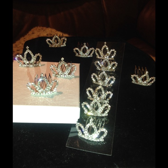 Cute!! Little tiara.  DOZEN!! 20$