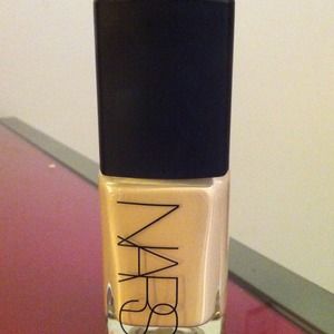 NARS Sheer Glow Foundation - Gobi (Light 3)