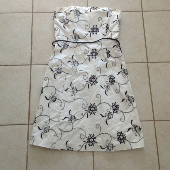 ***SOLD in bundle***WHite house black market dress