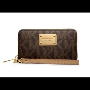 MICHAEL KORS large multifunction logo phone case