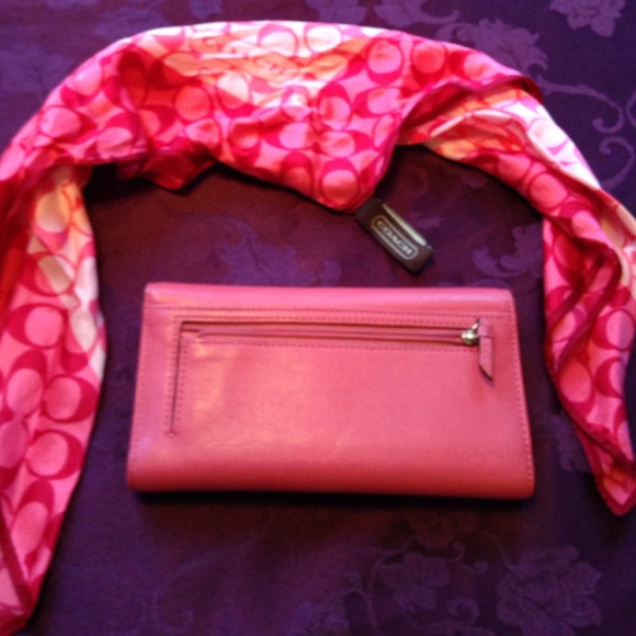 SOLD IN A BUNDLe🎀Authentic Leather Pink Wallet🎀 - Picture 2 of 3