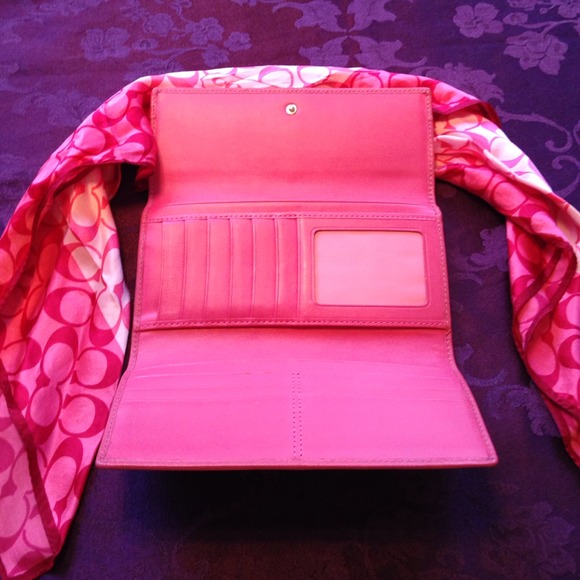 SOLD IN A BUNDLe🎀Authentic Leather Pink Wallet🎀 - Picture 3 of 3