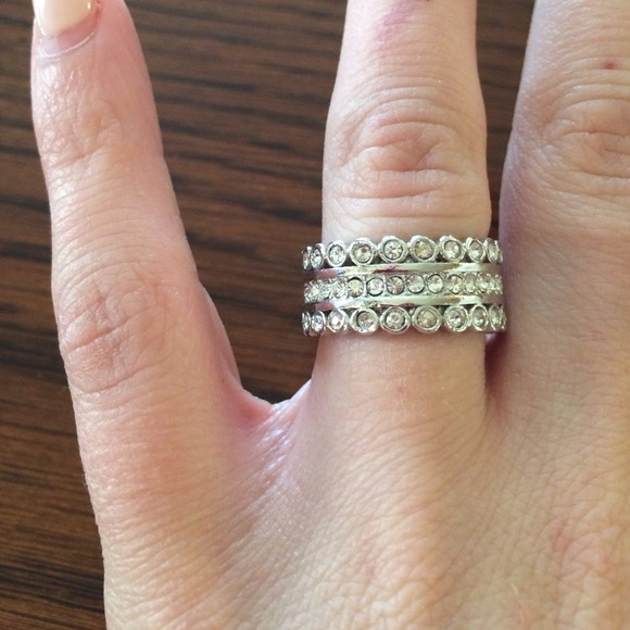Beautiful diamond like fashion ring - Picture 1 of 2