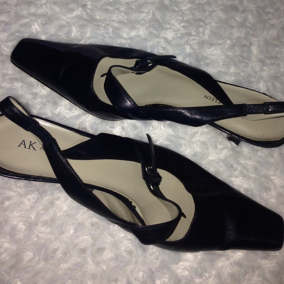 Navy blue AK low heel