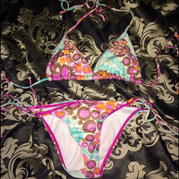 Billabong bikini! 👙 - Picture 1 of 3
