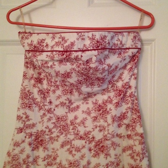 White and red knee high, strapless dress - Picture 2 of 4