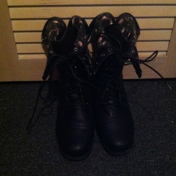 Black floral combat boots 💕