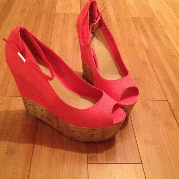 NIB Sexy Coral wedges