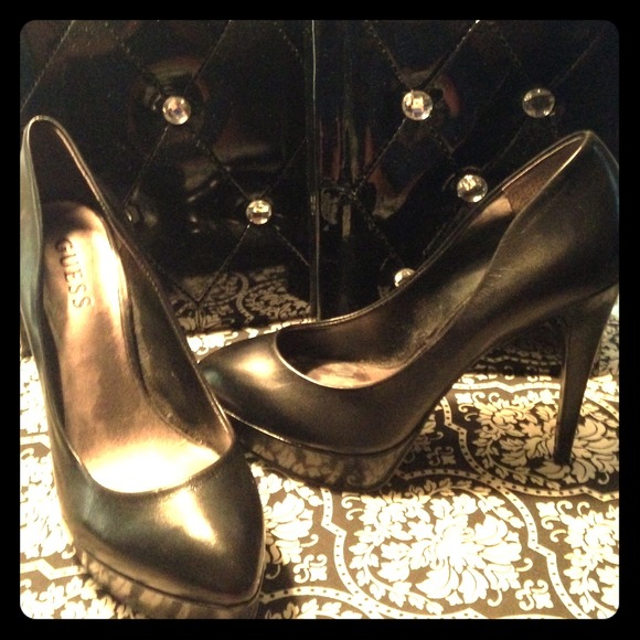 Black Leather Guess Pumps 6.5 Like New!