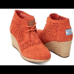 Toms eyelet wedge