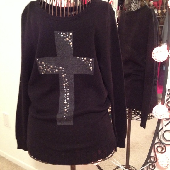 ❌SOLD❌Black sweater with grey bejeweled cross