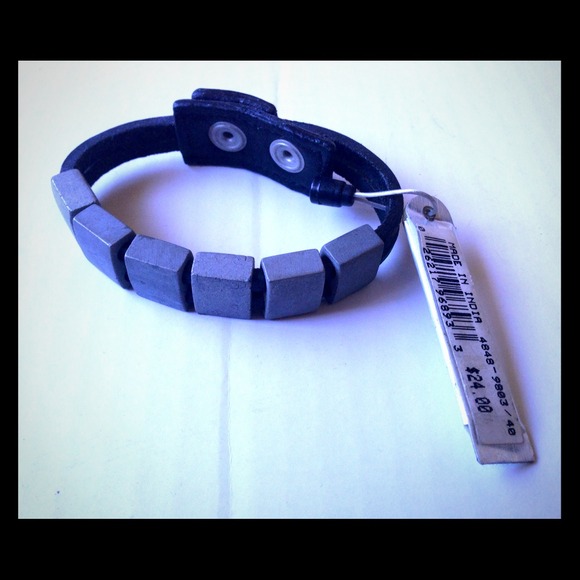 Guess bracelet. Leather.