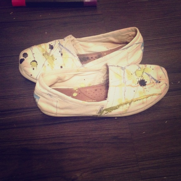 TRADED🚫White TOMS with paint splatter