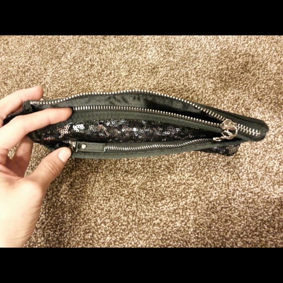 *Victoria's Secret sequin clutch* - Picture 2 of 2