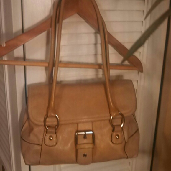 Beige go-with-everything handbag