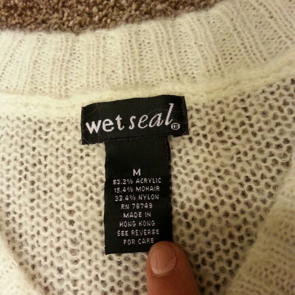 *Gorgeous ivory sweater with flower details* - Picture 2 of 2