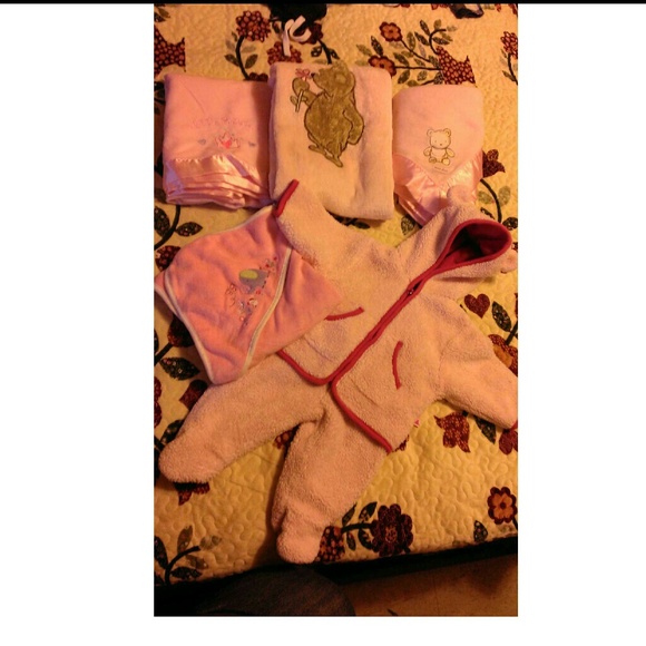 **Bundle** 3 blankets*1baby towel*1bear outfit*