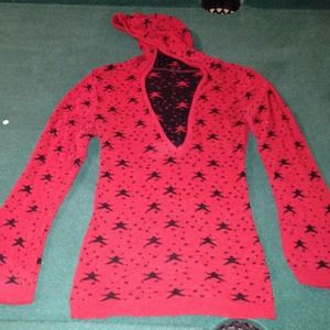 L red hooded sweater with black stars