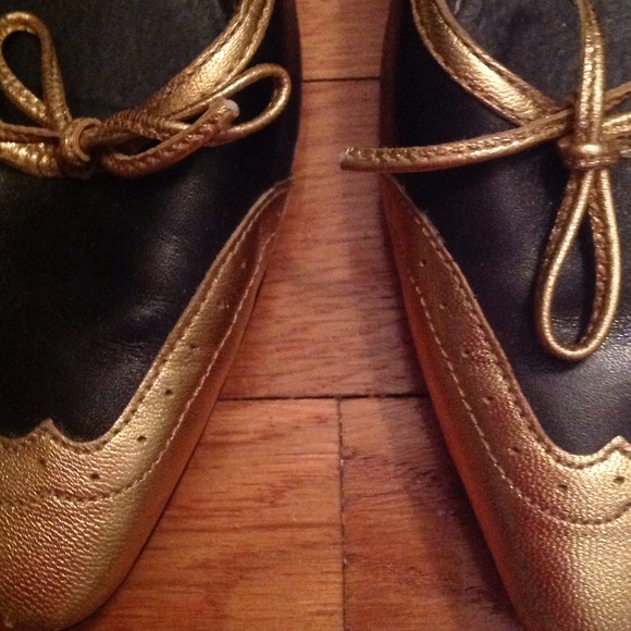 SOLD! Ralph Lauren navy and gold flats - Picture 4 of 4