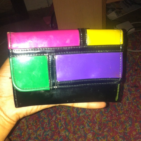 Color blocked wallet! - Picture 1 of 4