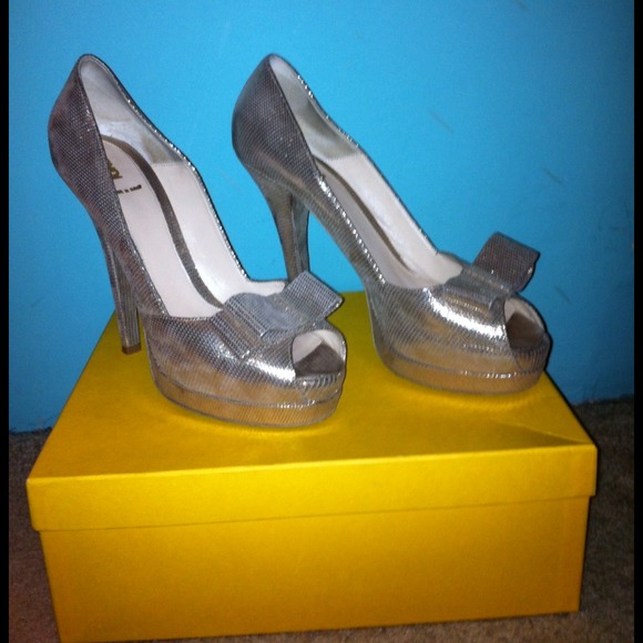 Fendi pumps gold