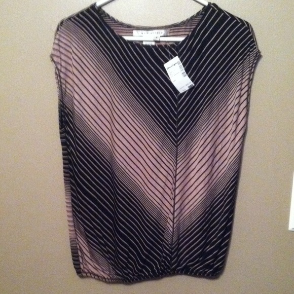 Batwing short sleeve top! - Picture 2 of 4
