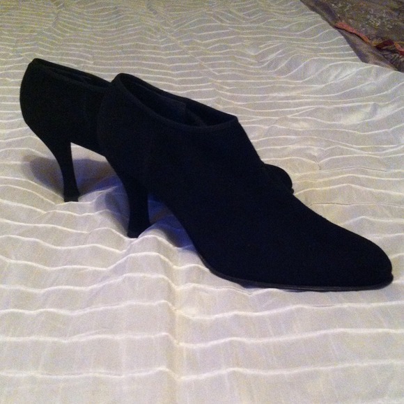 Stuart Weitzman classic black bootie
