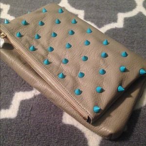 Studded neutral/blue clutch