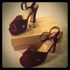 Reduced price! Scarlet velvet heels