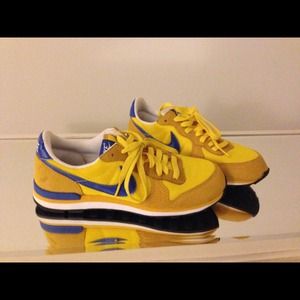 Vintage nike yellow tennis shoes 7