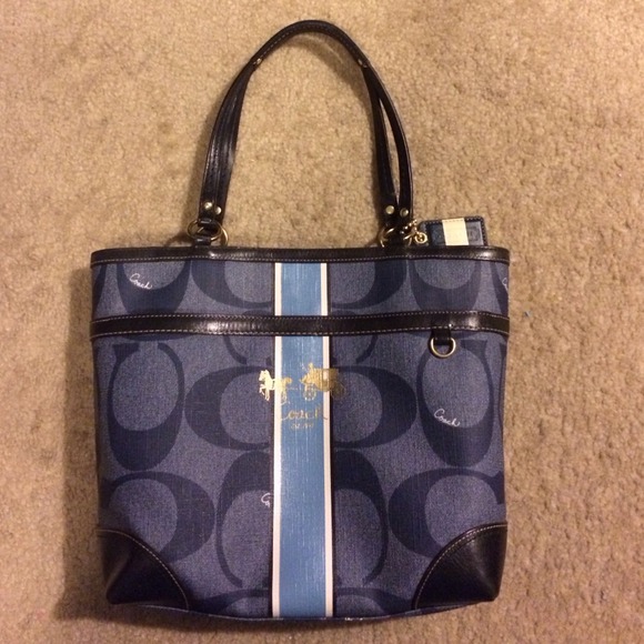 🎉SALE🎉Coach Blue Denim Color Purse - Picture 2 of 4