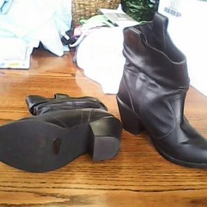 Short black cowgirl boots