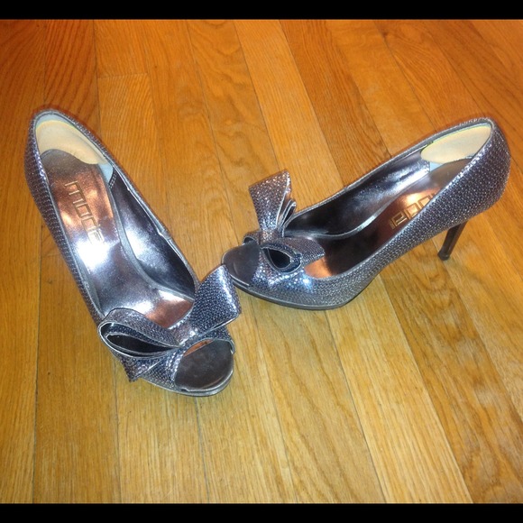 Moda Pumps - Picture 2 of 3