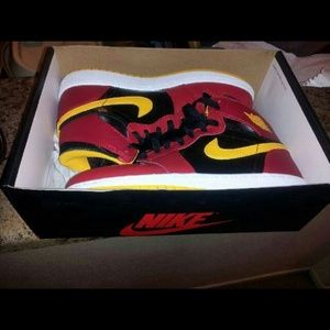 Sale!Jordan retro 1 university gold red n black 6y
