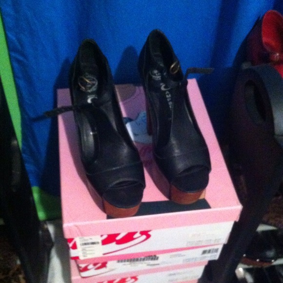 Jeffery Campbell Foxy Size 6 with Box