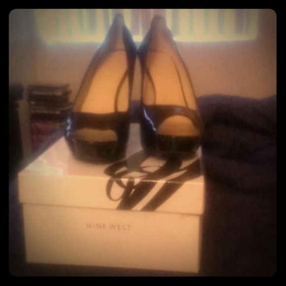 Black peep toe  pumps