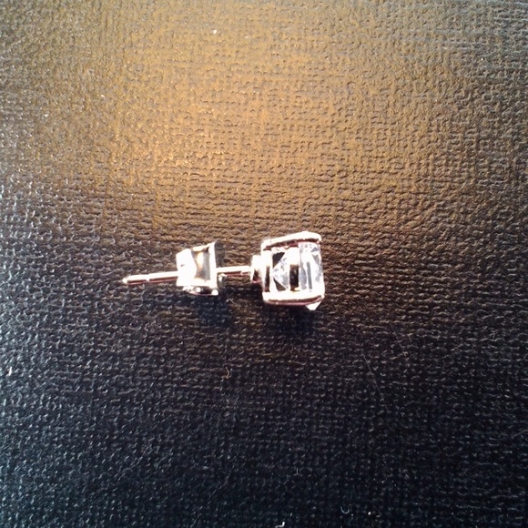 Round cubic zirconia Earring - Picture 2 of 3