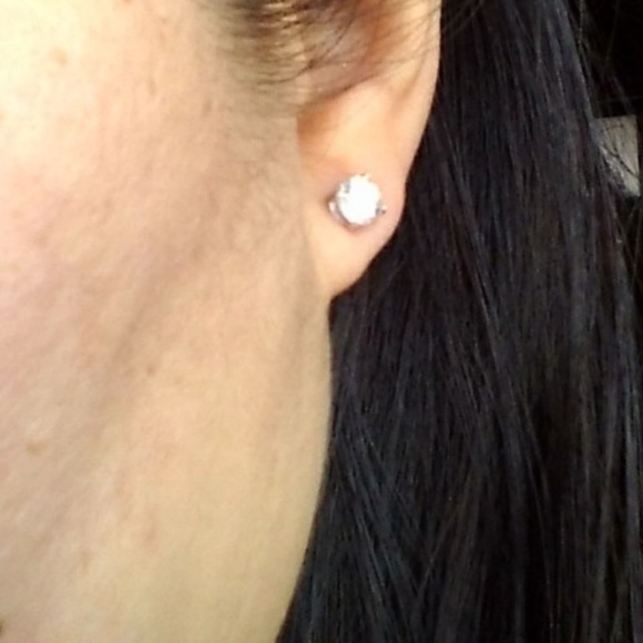 Round cubic zirconia Earring - Picture 3 of 3
