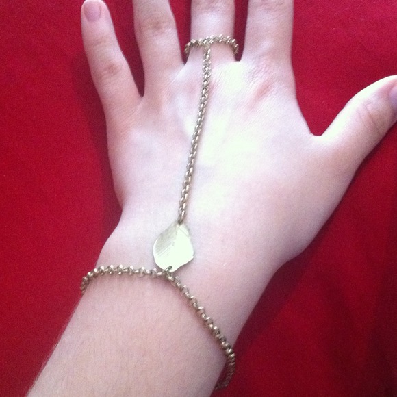 Bracelet link with leaf